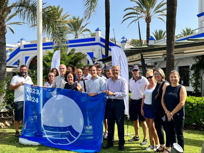 Equipo puerto de Estepona junto a clientes y usuarios
