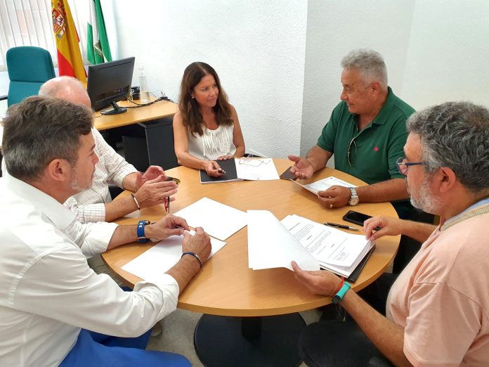 concejala de Comercio junto a ACERV